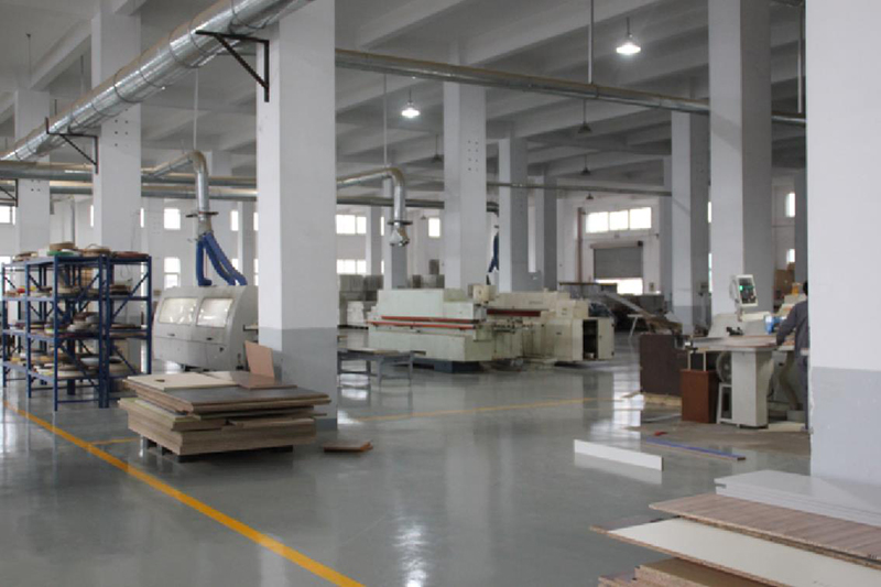 上海辦公家具廠卓越的現(xiàn)代化管理制度，認(rèn)真負(fù)責(zé)的福冠辦公家具全體員工，規(guī)范化流水作業(yè)，保障您的產(chǎn)品質(zhì)量。